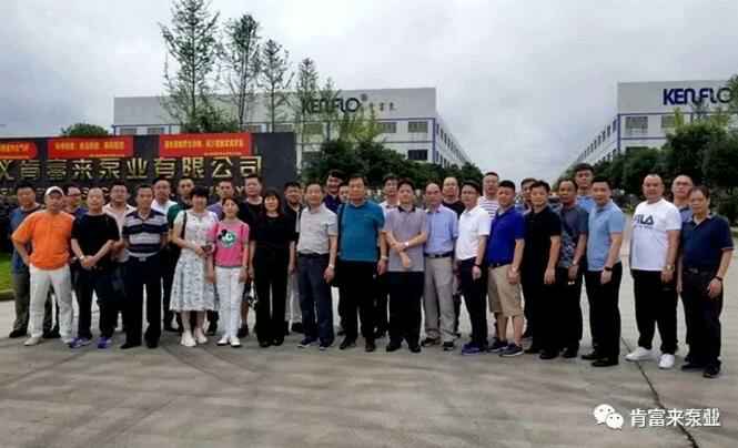 与会人员在遵义beat365手机网页版入口-beat(中国)有限公司大门口合影留念